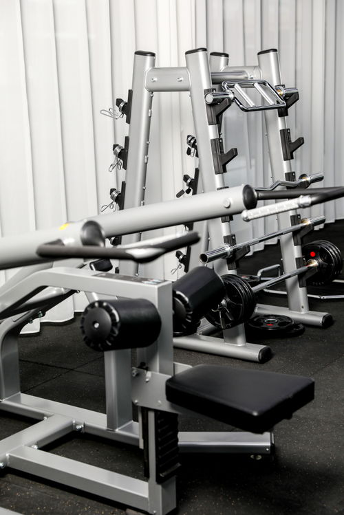 設圖臥推架深蹲架運動器械器材健身房攝影圖 st攝影